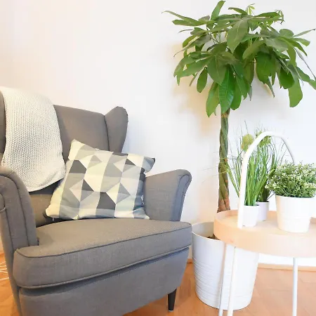 Large 6 Beds Flat Family Friendly With Private Parking Apartment