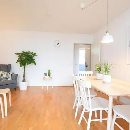 Large 6 Beds Flat Family Friendly With Private Parking Apartment